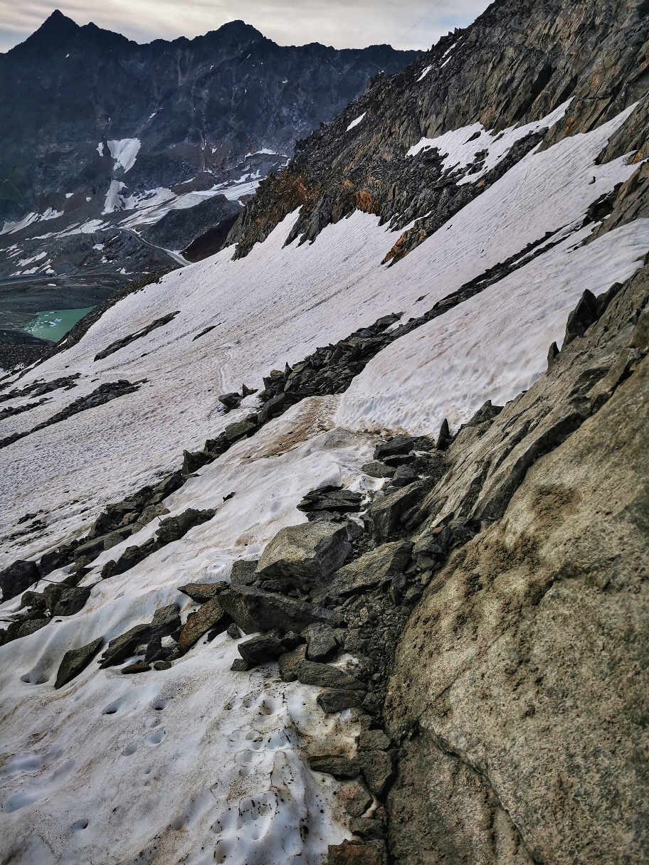 Abstieg über Schnee, Platten und einzelne Eisstellen