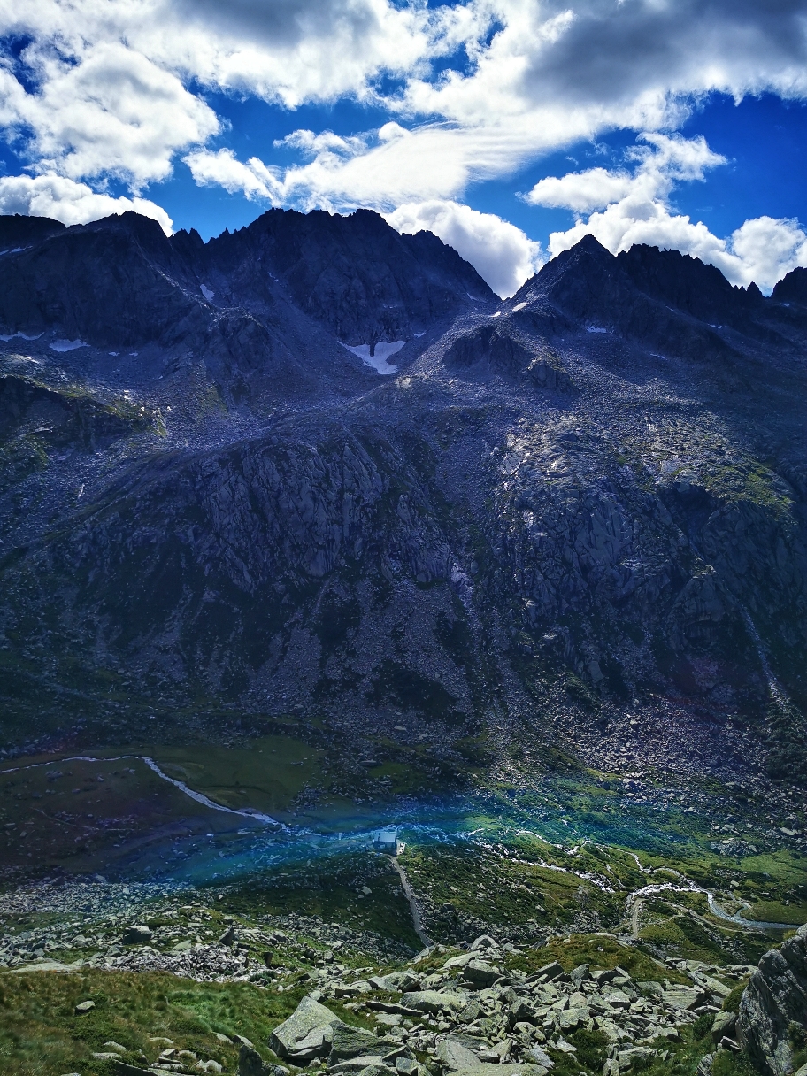 Blick ins Tal und den gegenüber liegenden Passo Poia