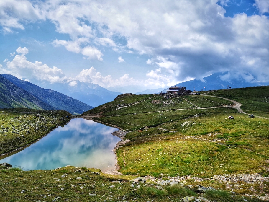 Das Tagesziel: Rifugio Angelino Bozzi (2.478m)