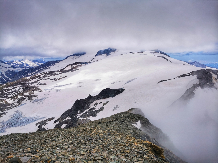 Bereits beim Aufstieg haben wir einen feinen Blick auf den Großvenediger, dessen Gipfel aber in den Wolken liegt