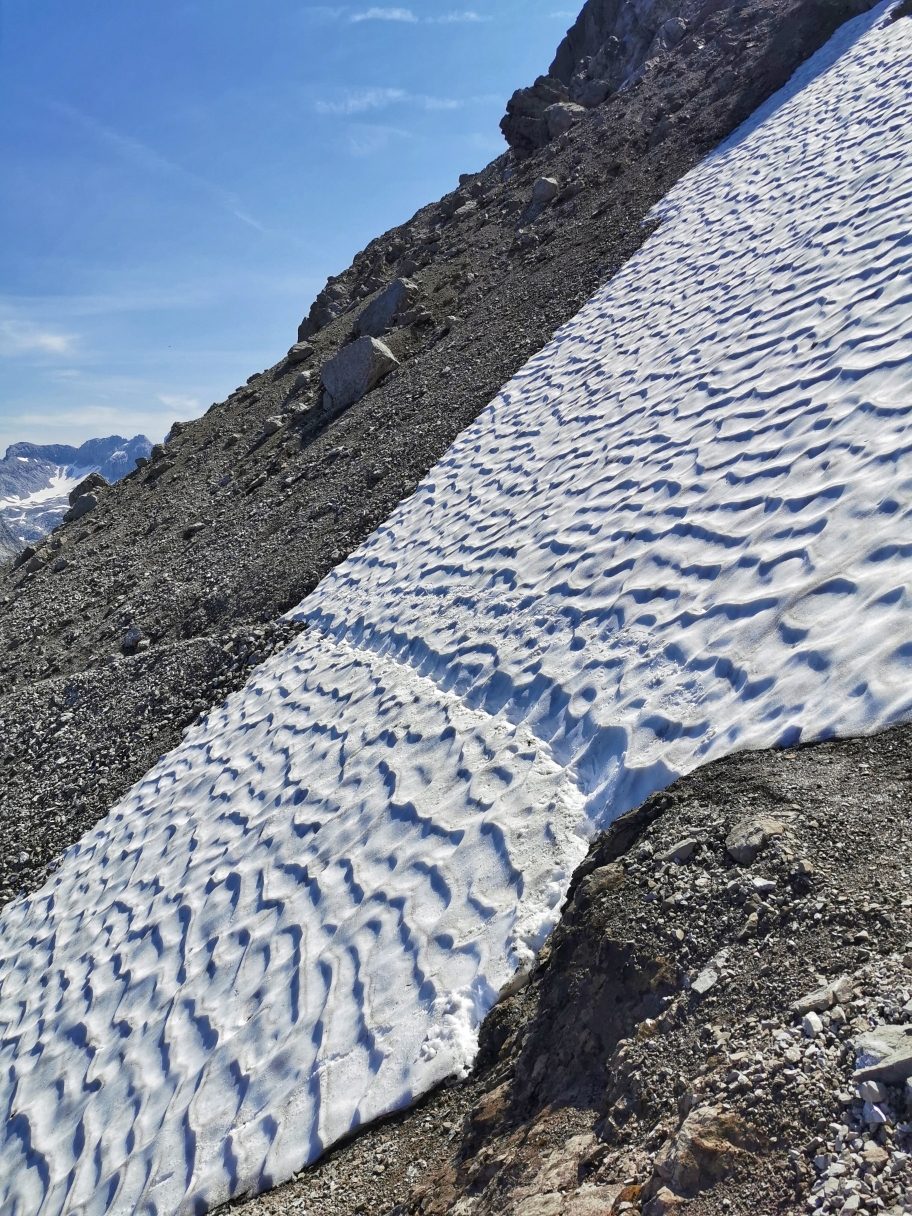 Schneefeld in durchaus abschüssigem Gelände
