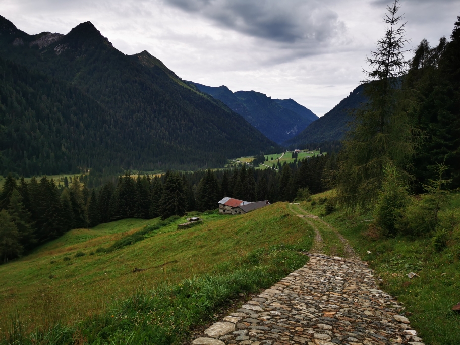 ... und Fahrstraßen geht's hinunter ins Tal