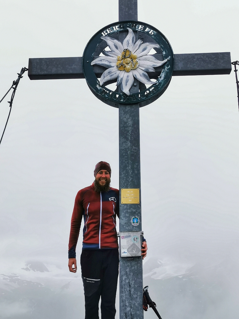 Am Gipfel der Mittleren Guslarspitze auf 3.128m