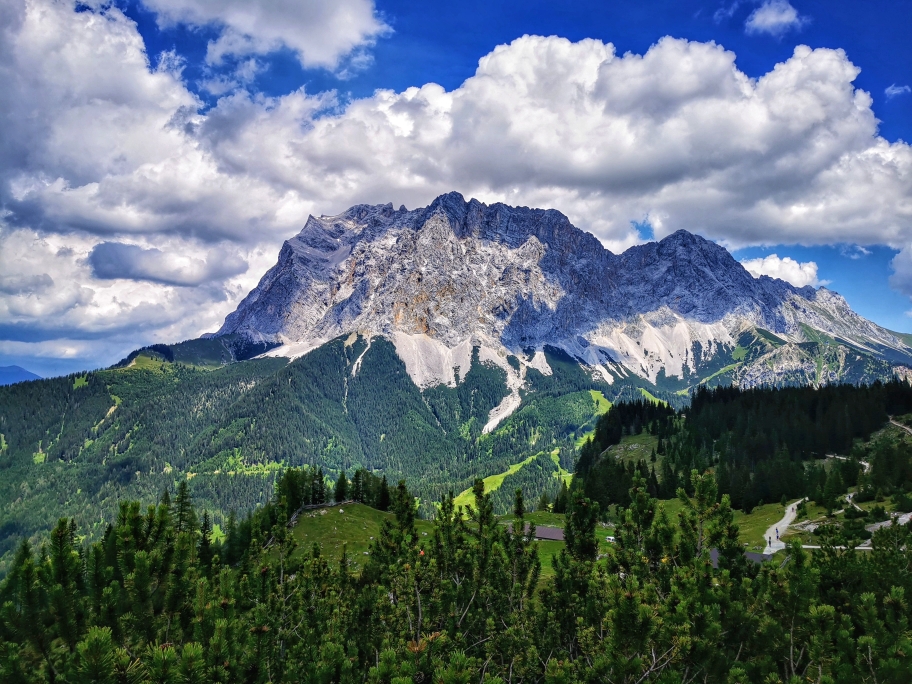 Immer wieder tolle Ausblicke auf die Zugspitze