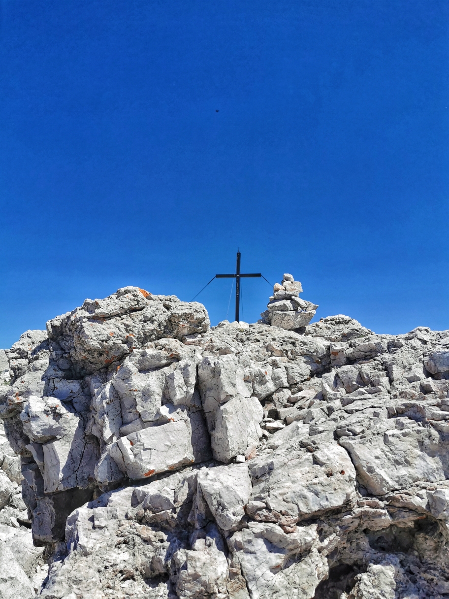 Das Gipfelkreuz des Schlern in seiner felsigen Festung