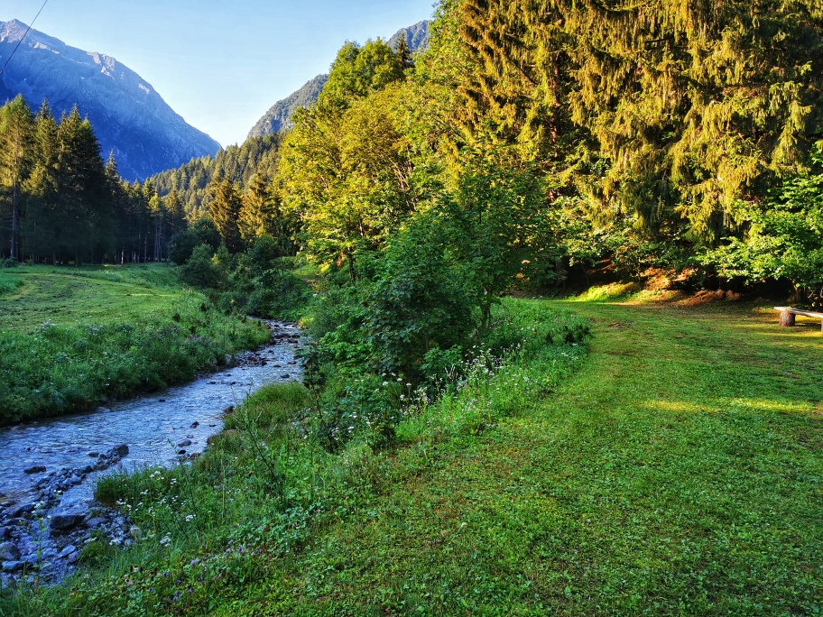 Gemütlich geht's am Torrente Avio entlang