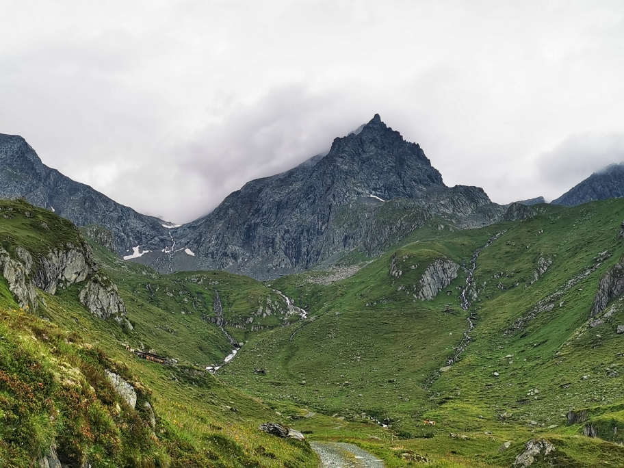 Beim Aufstieg steuern wir direkt auf den Säulkopf zu