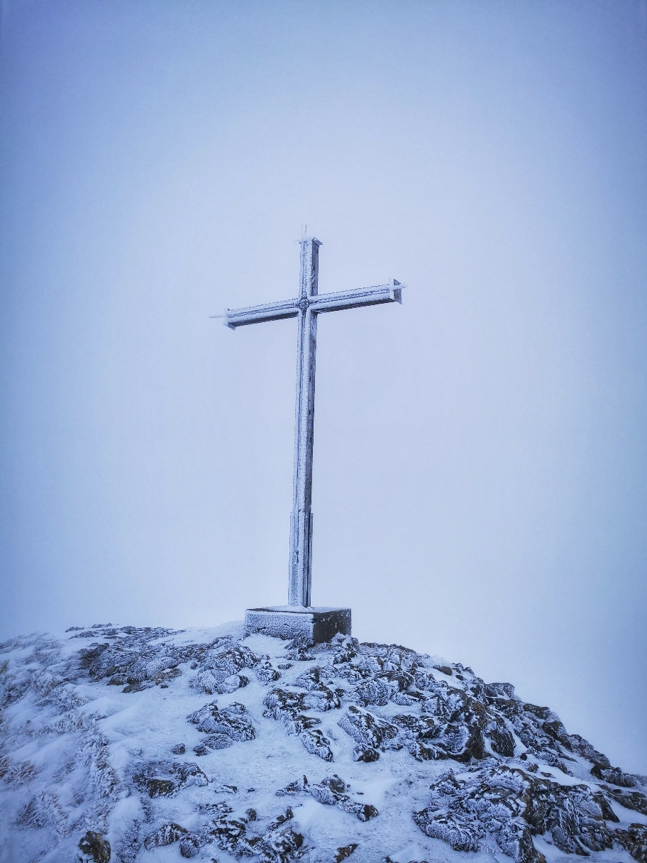Eiszeit am Gipfel des Hahnenköpfle auf 2.080m