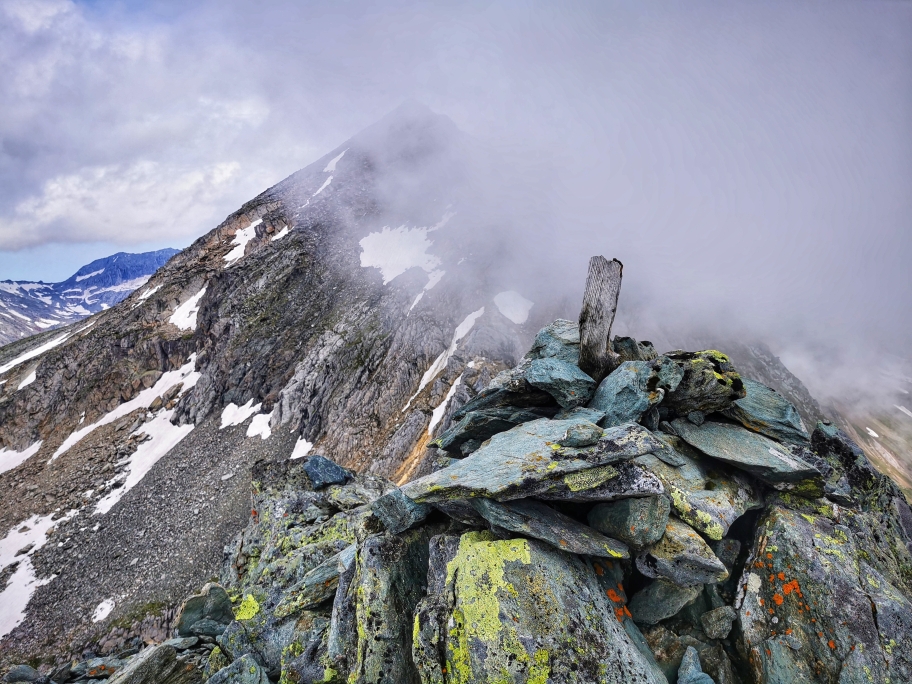 Der ausgesetzte Gipfelbereich an der Kreuzspitze, letztlich nur der höchste Punkt auf einem schmalen Grat