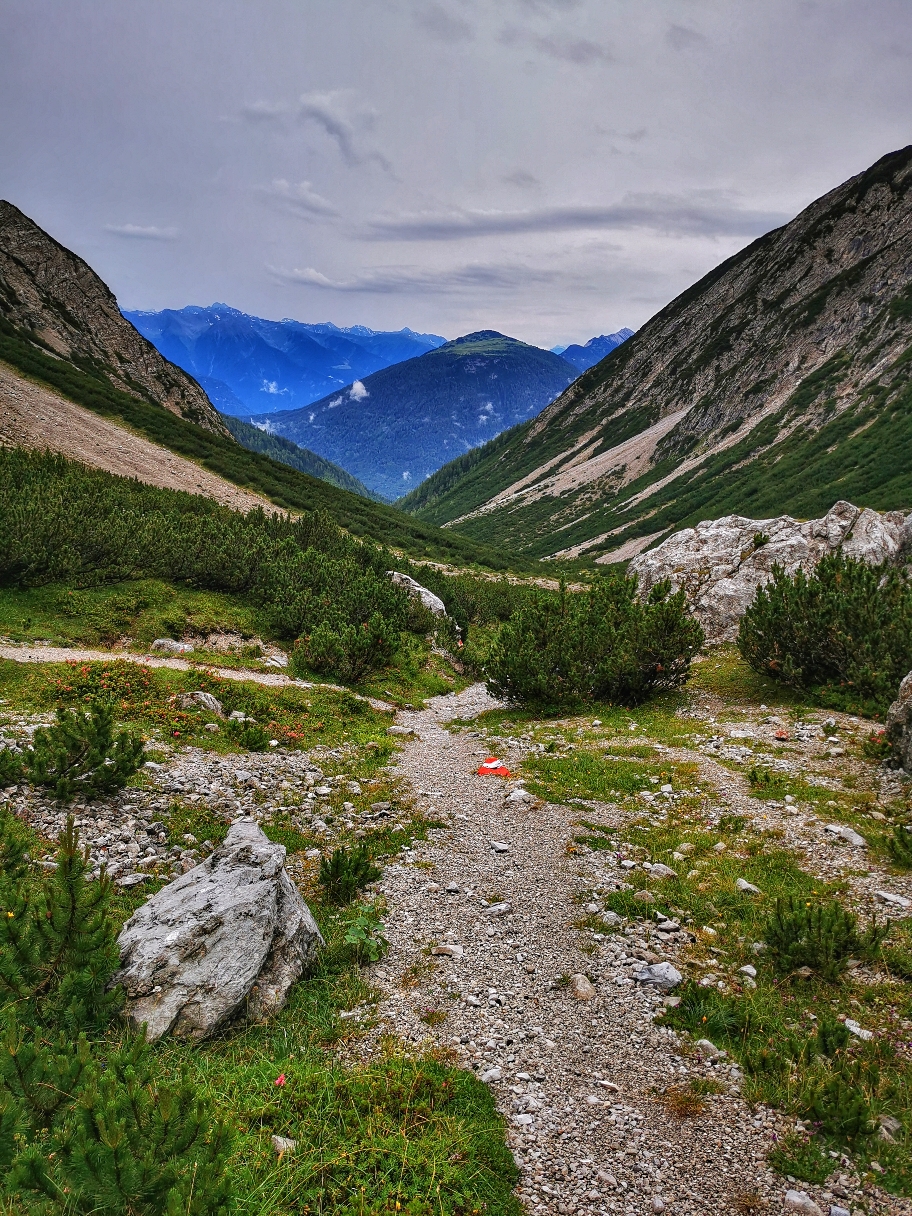 Der Weg wird breiter und flacher
