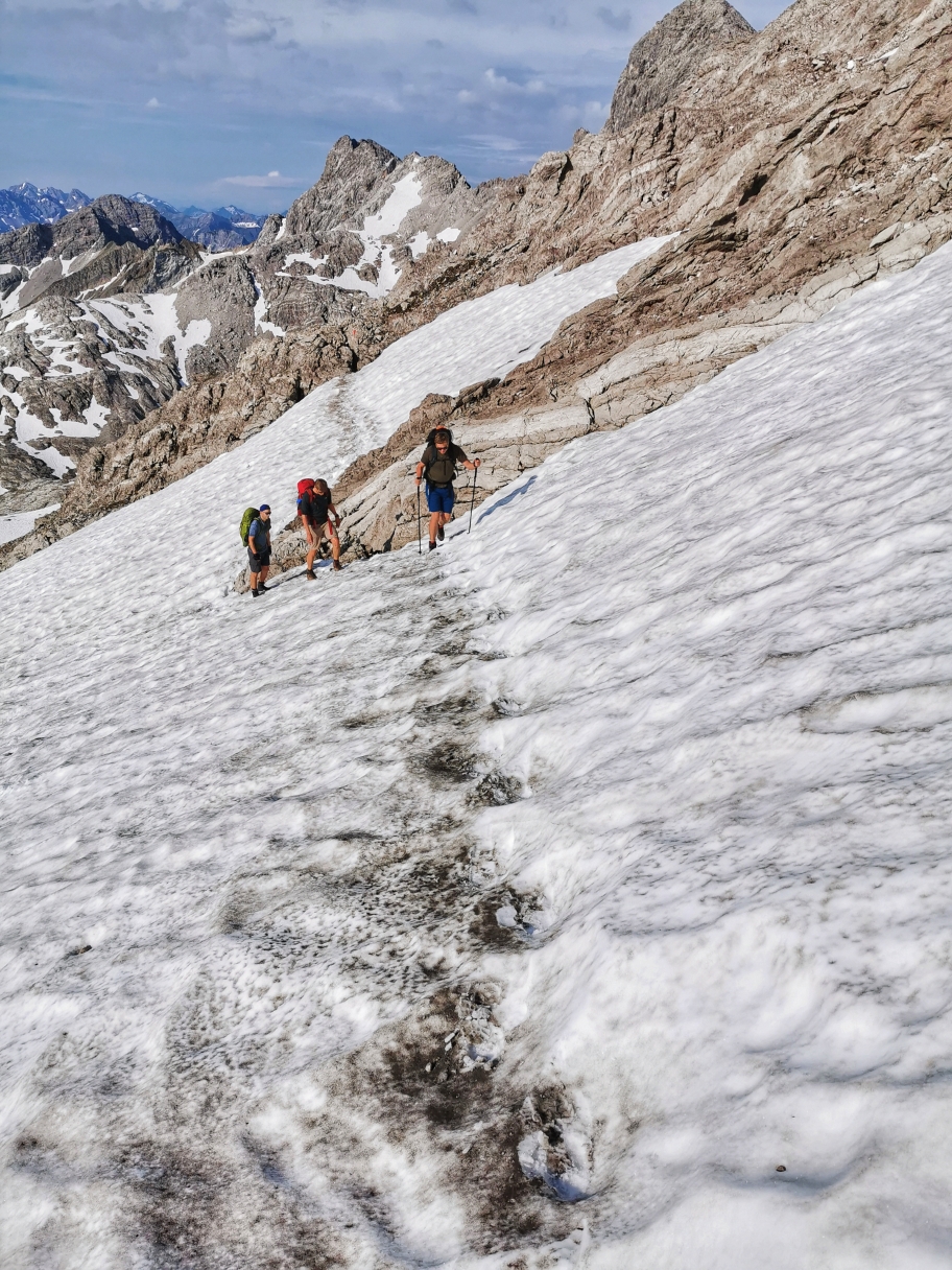 Querung auf dem Schneefeld, Grödel und Steigeisen helfen hier nicht wirklich