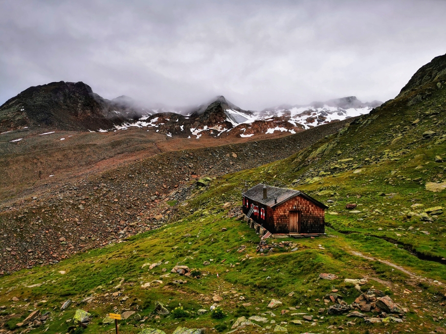 Der Winterraum der Vernagthütte, im Hintergrund die Gipfel der Guslarspitzen in den Wolken