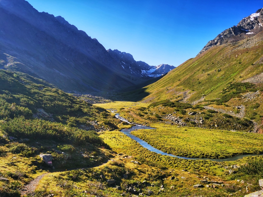 Ein gemütlicher Wanderweg führt mich immer weiter ins Tal hinein
