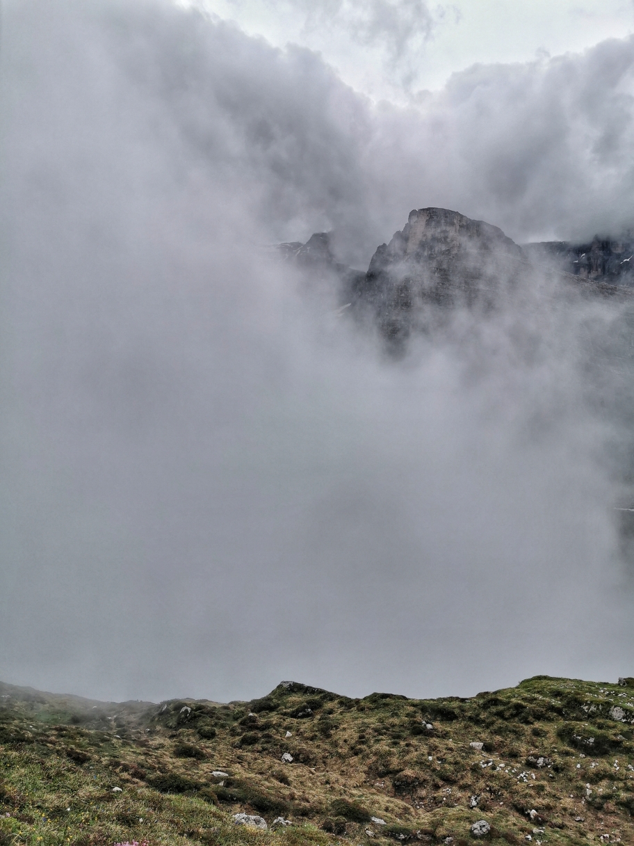 Immer wieder ziehen dicke Wolken aus dem Tal hinauf