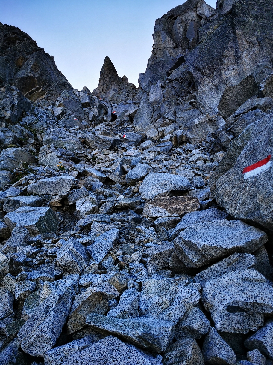 Bizarre Felsformationen am Passo Miller