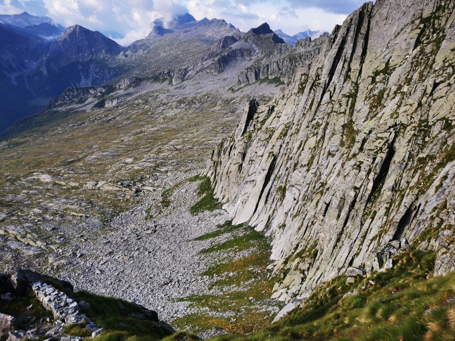 Steiler Geländeabbruch, bevor es über die große Karstfläche weiter geht