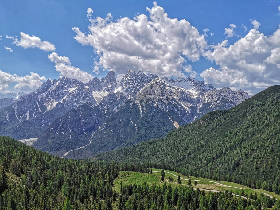 Der Monte Cristallo thront über der Plätzwiese
