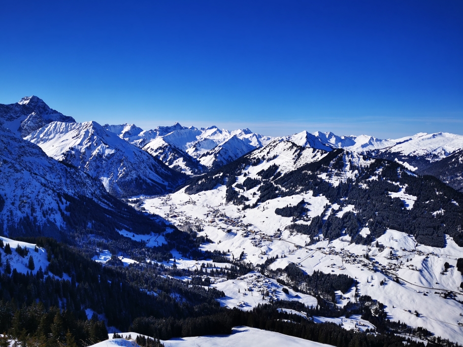 Blick aufs Kleinwalsertal und die zahlreichen Gipfel