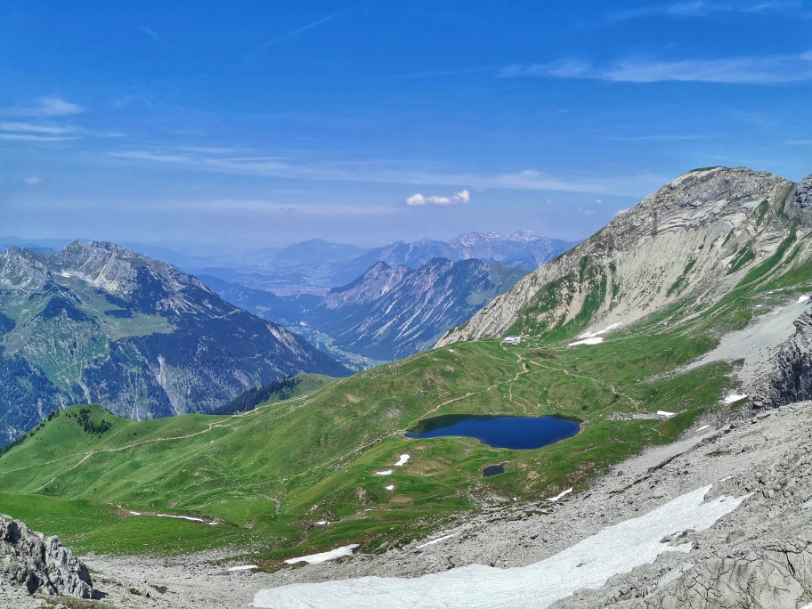Rappenseehütte und Rappensee kommen in Sicht