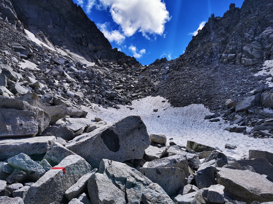 Schneereste unterhalb des Passo Poia