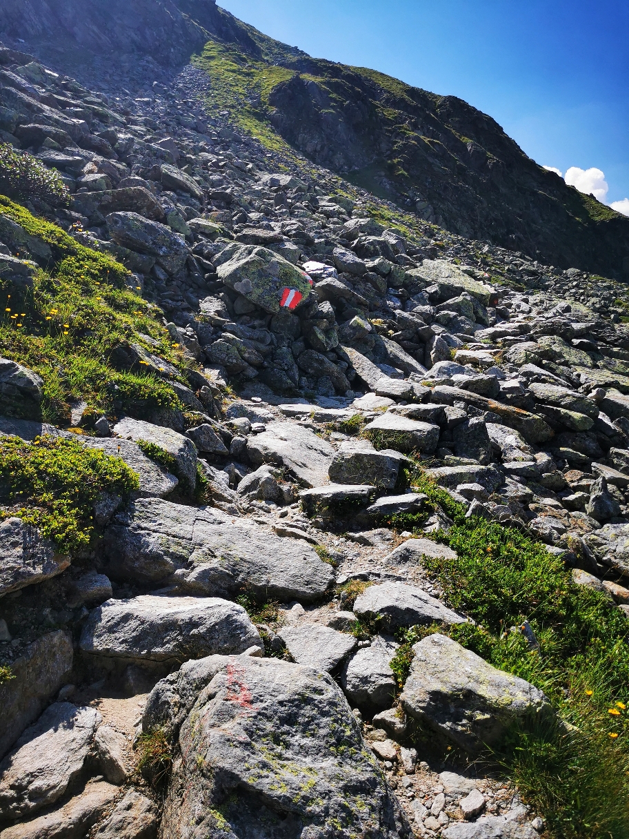 Auf steinigem Bergpfad geht es weiter