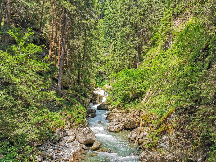 Am Anfang verläuft der Bachlauf noch relativ gemächlich