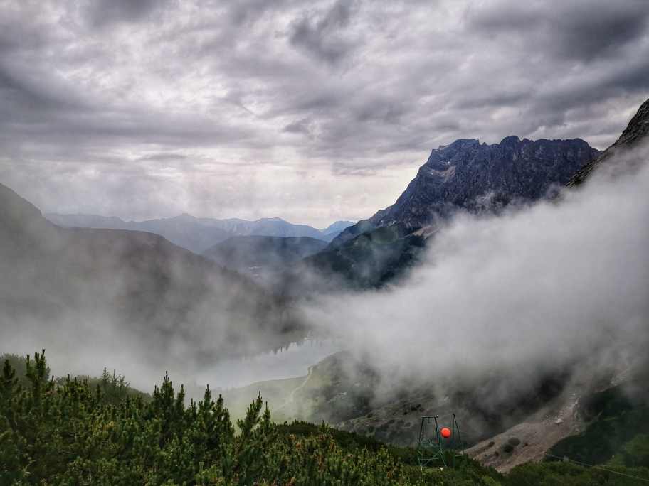 Die Zugspitze liegt morgens noch in den Wolken