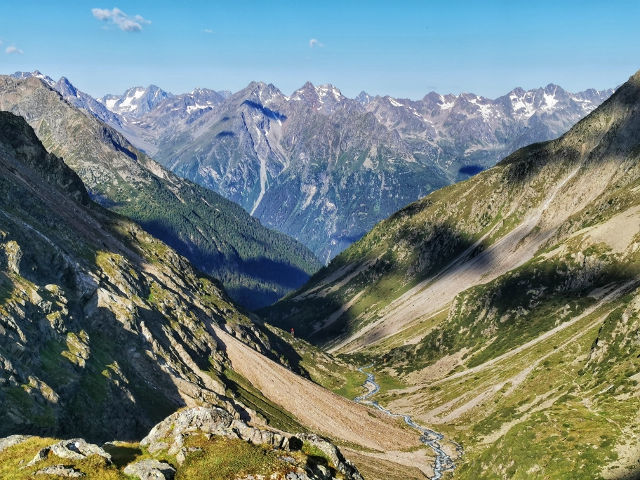 Der Blick ins Sulztal, auf der rechten Hangseite verläuft der Abstieg ins Tal