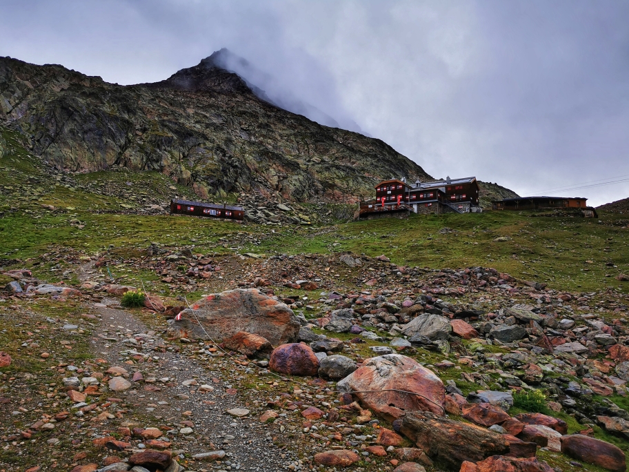 Die Vernagthütte auf 2.755m