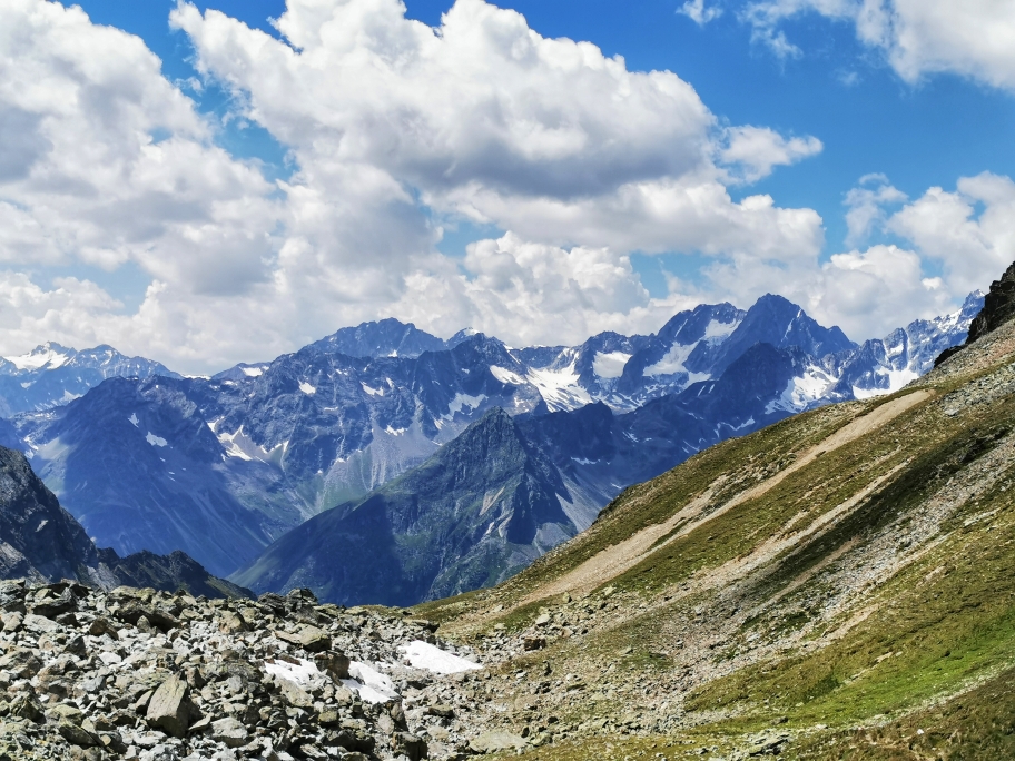 Die schneebedeckten Hänge der Ötztaler Alpen