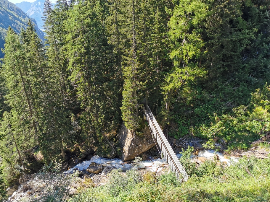 Wir erreichen wieder die kleine Brücke