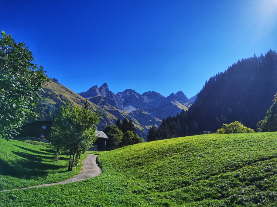 Kurz vor der Fellhornbahn, im Hintergrund kommen bereits die Allgäuer Hochalpen in Sicht