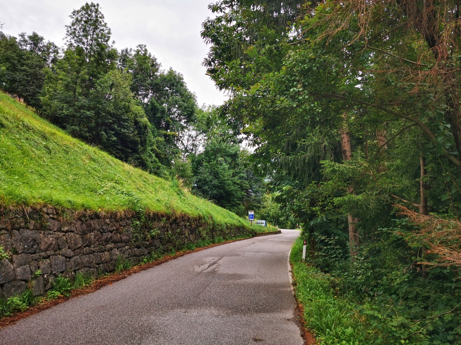 Für den letzten km geht's auf einer Nebenstraße weiter