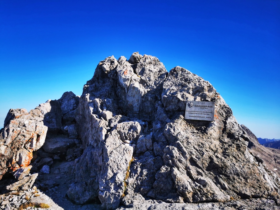 Der etwas unspektakuläre Gipfelbereich des Steinschartenkopf (2.615m)