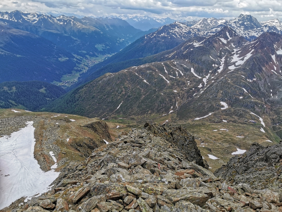 Schöner Blick ins Defregger Tal, in der Bildmitte der Abstiegsweg