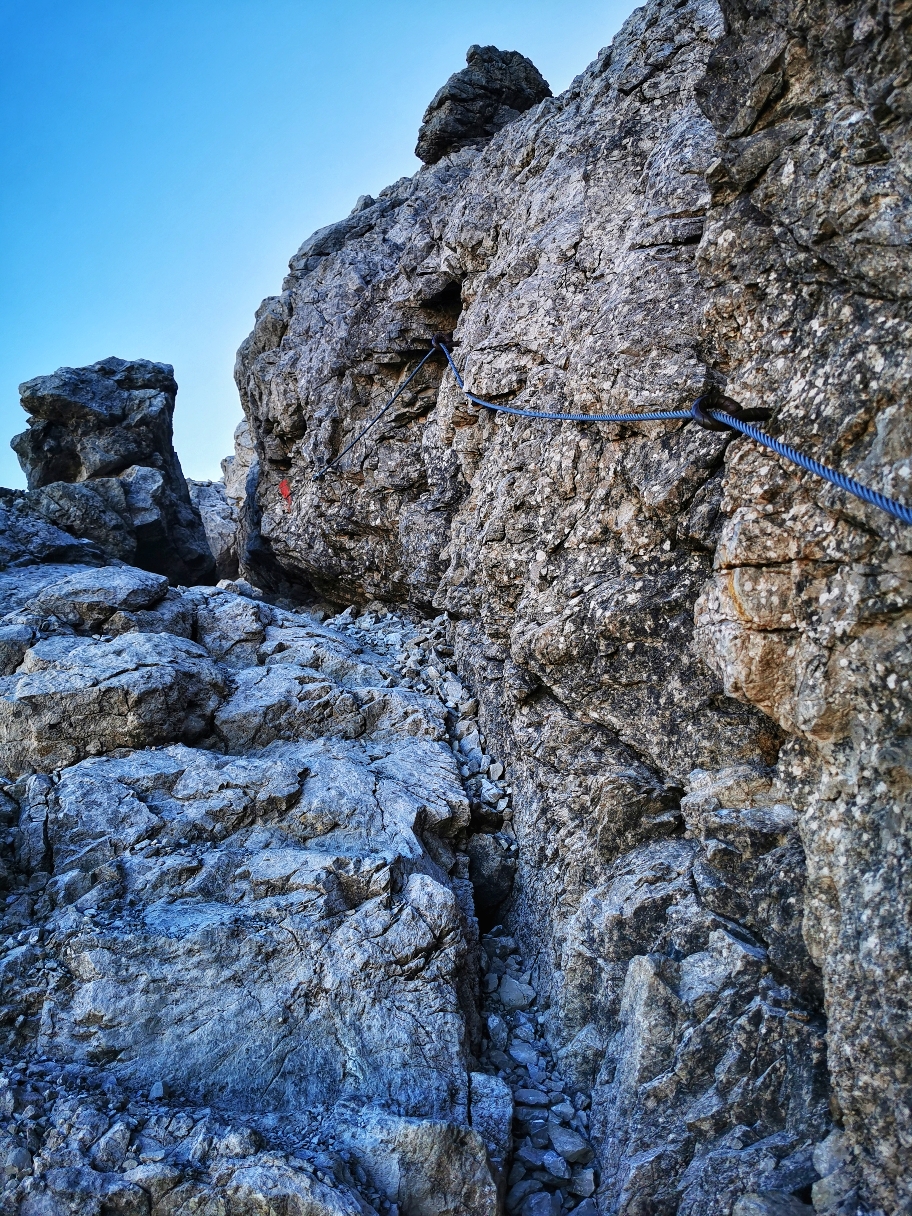 Über gesicherte Stellen geht es im Fels hinauf zum Steinschartenkopf