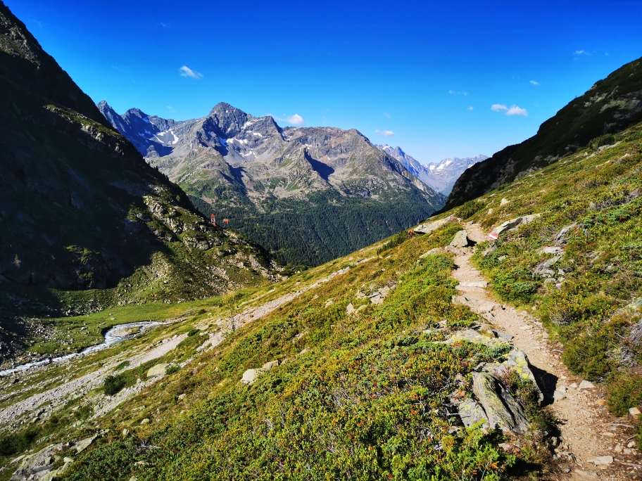 Auf einem gemütlichen Weg geht es ins Tal