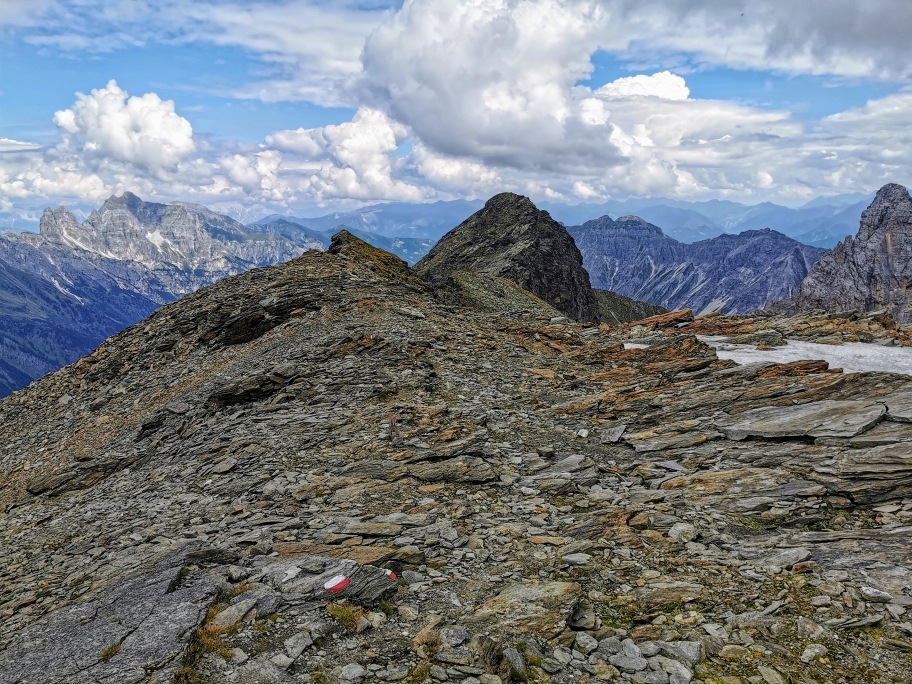 Über ein flaches Plateau geht's hinab zur Tribulaunhütte