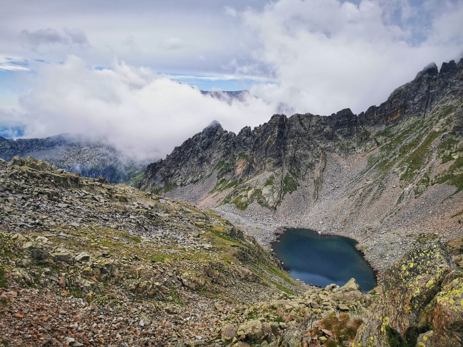 ... und passiert den kleinen Lago d'Avolo
