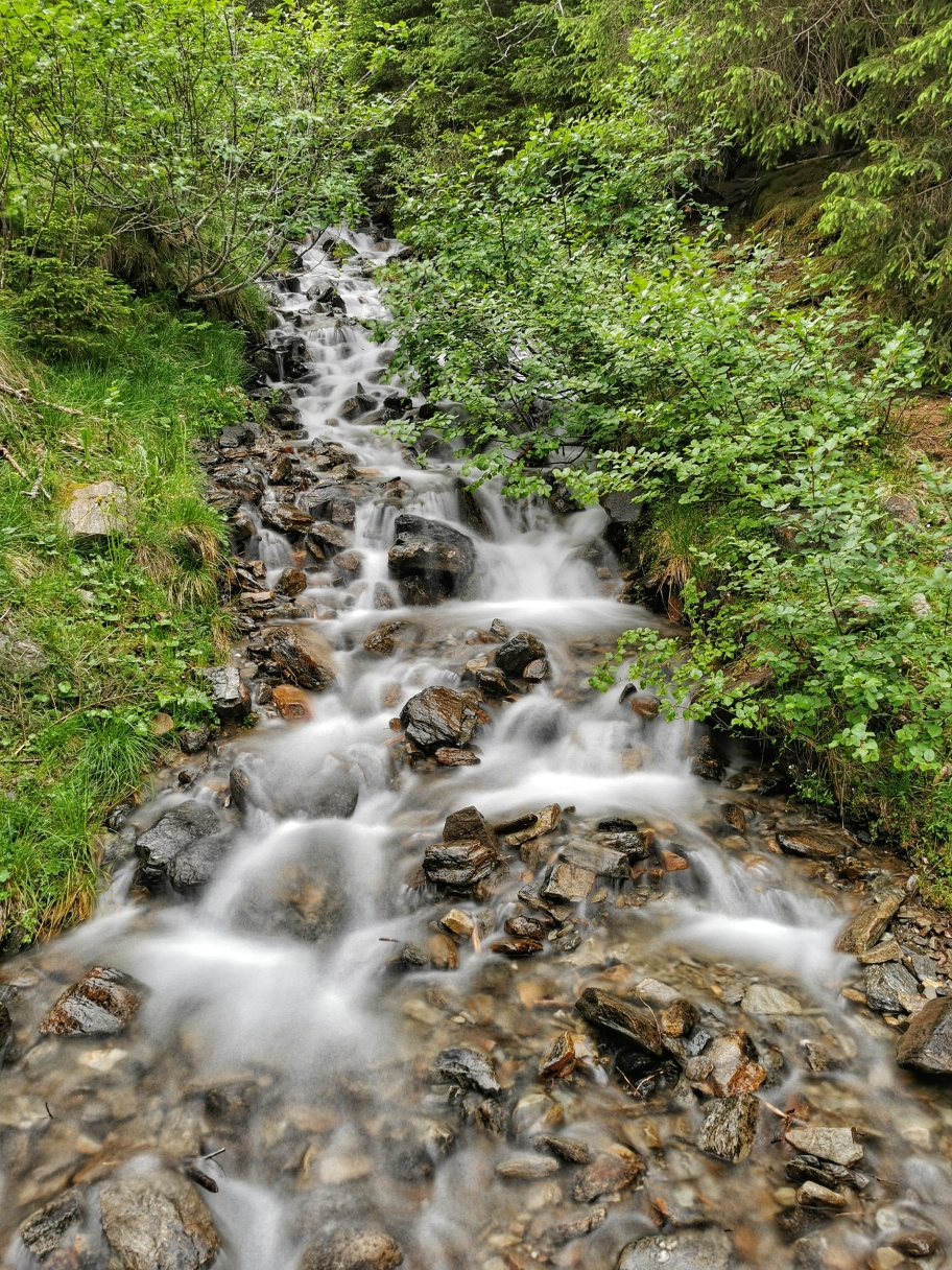Kleine Wasserfälle am Wegesrand