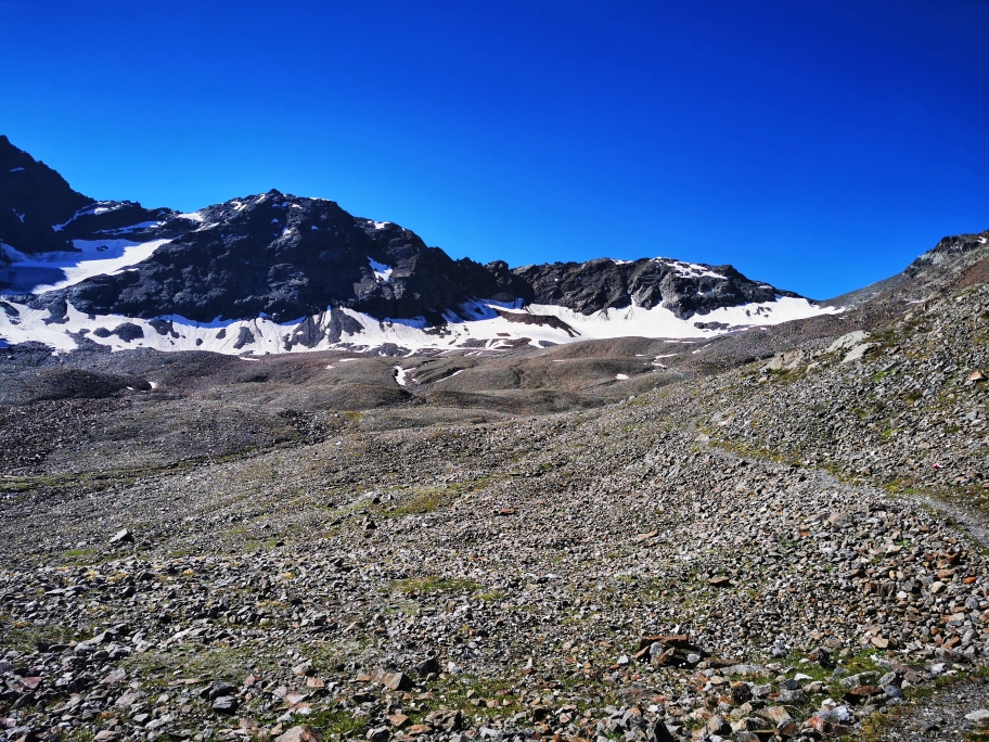 Über diese Fläche geht's weiter hinauf, rechts kommt das Zwieselbachjoch ins Blickfeld