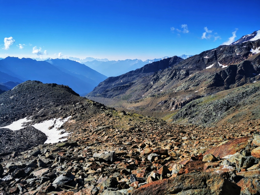 Zunächst geht es steil hinunter ins Val di Peio