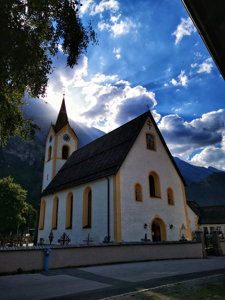 Morgens an der Dorfkirche in Huben