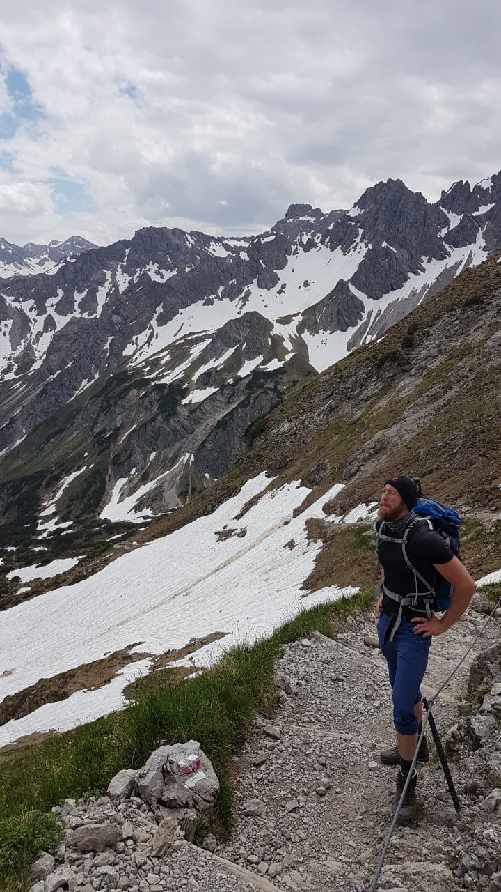 Prüfender Blick Richtung Gipfel