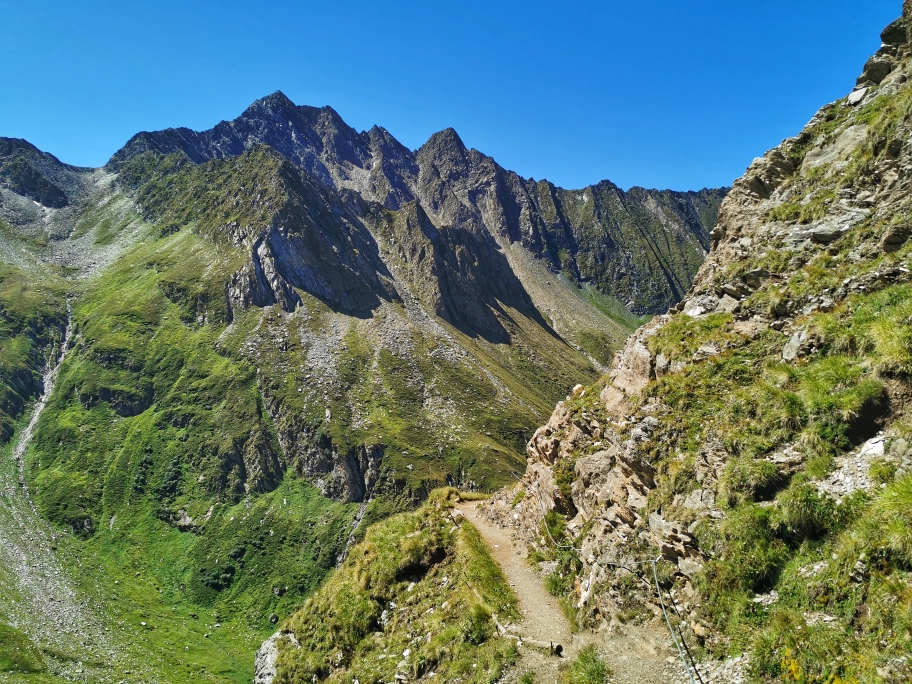 Auf schönem Panoramaweg geht's hinunter
