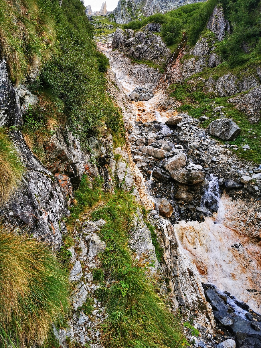 Ein Wasserfall muss etwas mühsam gequert werden