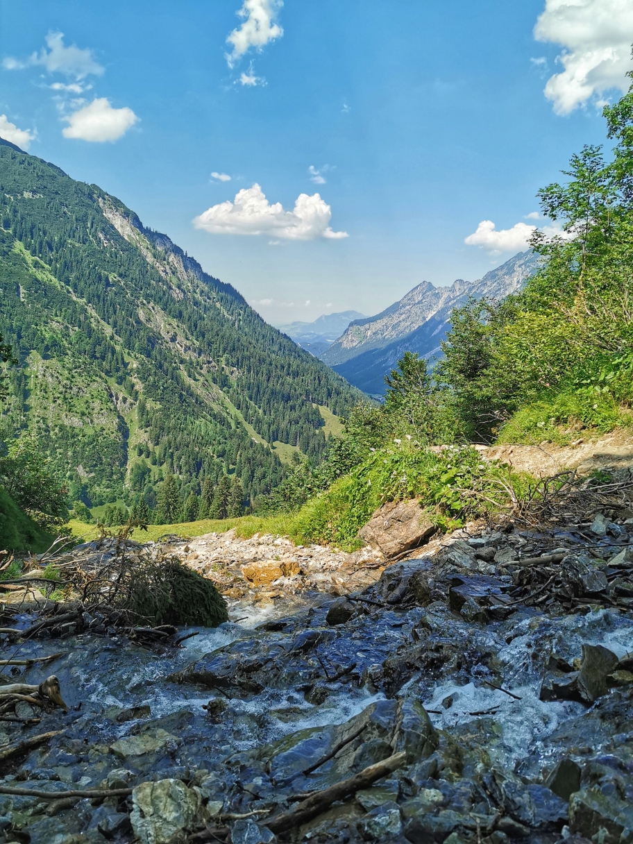 Kleine Wasserfälle bieten immer wieder Abkühlung
