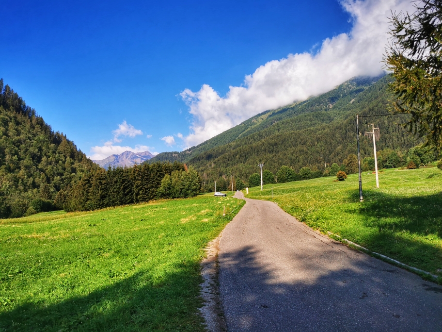 Zunächst geht's auf der Straße Richtung Lago Pian Palü