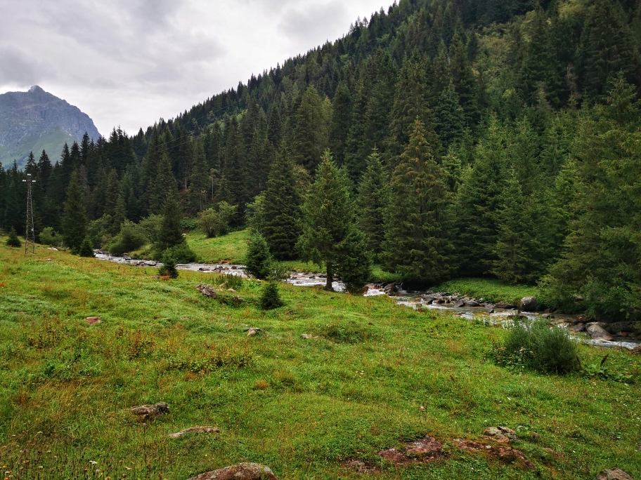 Immer entlang der Fiume Caffaro führt die Straße ins Tal
