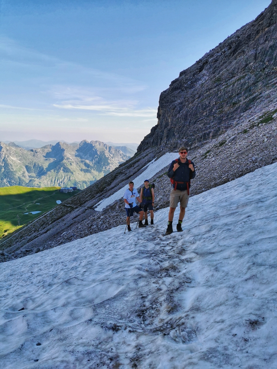 Erste Schneefelder auf unserem Weg